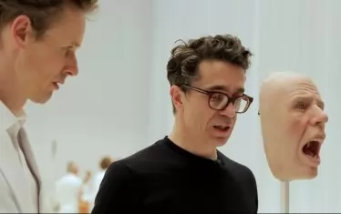 Ромео Кастелучи (в центъра) е режисьор, сценограф, костюмограф.