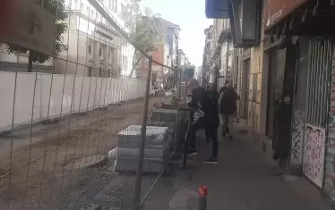 Децата и родителите трябва да вървят почти до градинката на църквата, за да стигнат до другия тротоар.