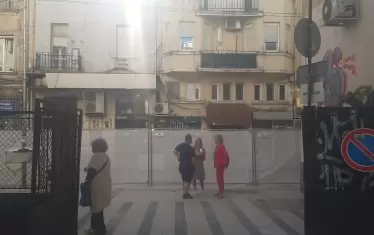 Грозната гледка е прикрита с непрозрачни пана.