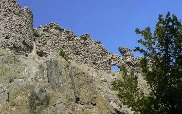 Крепост Устра отвън.