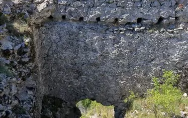 Входната арка на Устра от вътрешната страна.