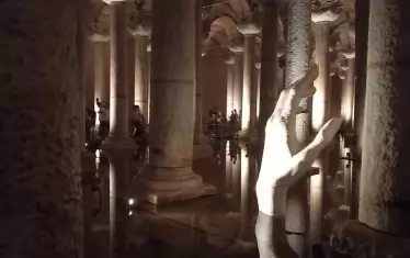  Бледа ръка сред колоните на цистерната. 