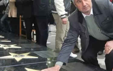 При откриването на своята звезда в Алеята на славата пред стадион "Българска армия".