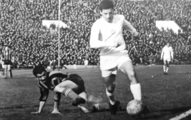 Якимов (вдясно) напредва устремно с топката по време на мач на националния отбор.