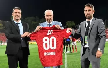 Димитър Якимов е почетен за своята 80-годишнина от изпълнителния директор на "ЦСКА-София" Филип Филипов и администратора на клуба Стойко Сакалиев.