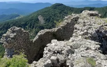Панорамна гледка от кулата при входа.
