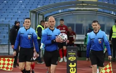  Валентин Железов (с топката) е един от реферите, които предизвикват най-голямо недоволство с отсъжданията си.