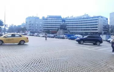 Строителството в неремонтираната част от площада около Народното събрание ще продължи догодина. 