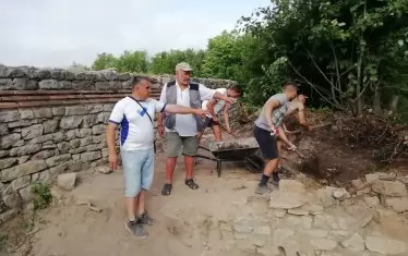  Никоай Овчаров и археологът Стефан Иванов по време на тазгодишните проучвания.