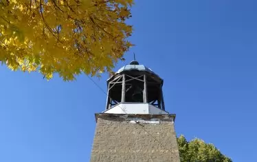 Златна есен край църковната камбанария.