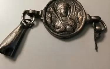  Сребърният медальон с лика на архангел Михаил.