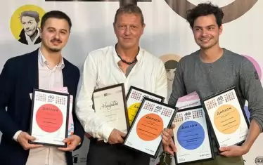 Валери с младите си колеги Владислав и Васил по време на фестивала "Златна роза" във Варна.