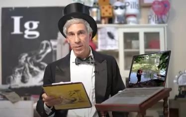 Както и през 2021 г. водещ на виртуалната церемония бе Марк Абрахам.