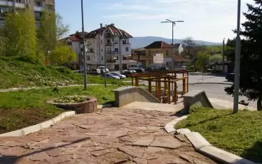 В подножието на крепостта има паркинг за посетителите