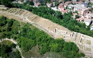 От въздуха се вижда чудесно, че крепостта следва формата на хълма