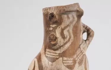 Керамичен съд с форма н женско тяло от неолитното селище Мурсалево до Кюстендил, първа половина на VІ хилядолетие пр.Хр.