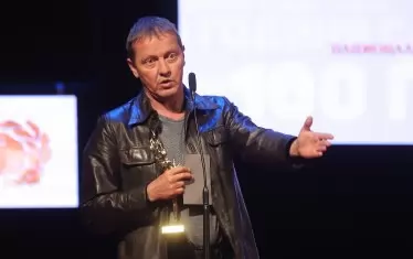 Със статуетката "Икар 2021" за водеща мъжка роля за "Караконджул".