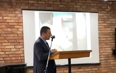 Сарафов прожектира пред децата кадри от стари случаи. На снимката на екрана зад Сарафов - убиецът Димитър Кънчев.
