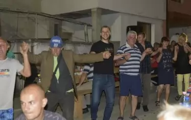 Стефан Апостолов (с черната фланелка) се чувства добре в епицентъра на народната любов.