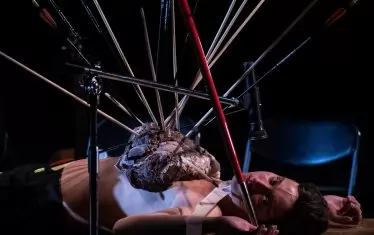  Димитър Николов в една от особено силните сцени на спектакъла.