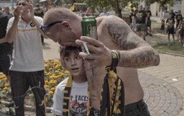 … а тук, като грижовен самотен родител, който иска по-добра съдба за детето си.
