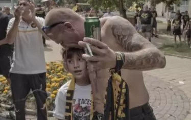 … а тук, като грижовен самотен родител, който иска по-добра съдба за детето си. 