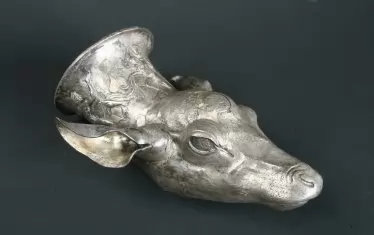 Сребърният ритон с реалистично пресъздадена глава на сърна.