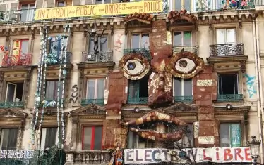 Две от лицата на 59 Rivoli, които се менят на всеки няколко месеца.