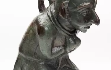 Бронзова тежест за кантар - гротескна мъжка фигура, постъпила в музея през 1933 г.