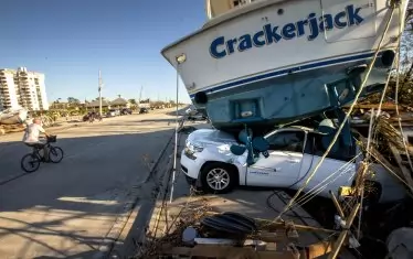 Лодка е смачкала автомобил след унищожителните ветрове във Флорида.
