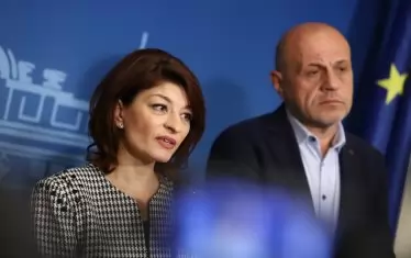 Десислава Атанасова и Томислав Дончев отхвърлиха поканата за консултациите с мотива, че разговорът трябва да се води в пленарната зала.