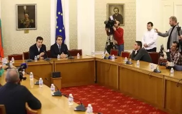 Кирил Петков и Асен Василев си говориха само с журналистите на консултациите, които ПП инициира.