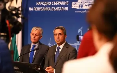 При липсата на нормално правителство и читав парламент като че ли съвсем естествено е да валят предложения за изнасяне на дебата извън сградата на НС - на улицата, при Плевнелиев и Паси или при президента Радев.
