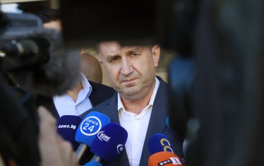 Сред причините за запазването на партиите на статуквото се крие и президентът Радев. Той смени коня по време на състезание, а така не се прави и на селския хиподрум.