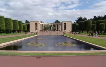 Мемориалът на загиналите американски войници на плажа Омаха - битката във филма "Спасяването на редник Райън".