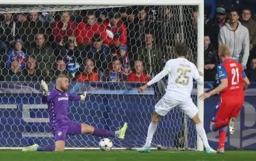 Ветеранът Томас Мюлер (в бяло) бележи за 2:0 при успеха на "Байерн" в Чехия над "Виктория" (Пилзен).