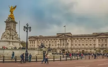 За да се избегне операторите на централата на Бъкингамския дворец да научат новината твърде рано, информацията за смъртта на кралска особа се подава с кодови думи.