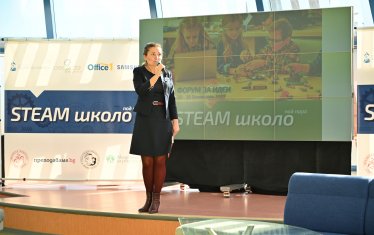 Директорът на "Българско школо" Даниела Тодорова: "Преходът в образованието е неизбежен".