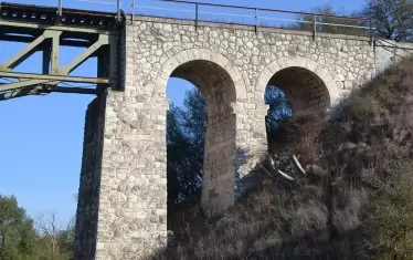 Мостът е наистина уникално съоръжение. 110 години след направата "не е мръднал"- нищо общо със сегашните технологии, по които се изгражда инфраструктура в България.