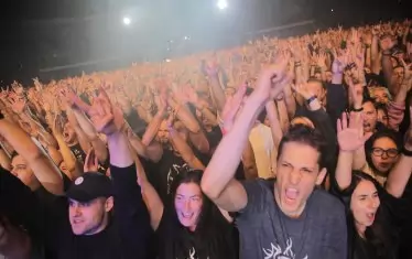 Над 10 000 рок фенове изпълниха столичната зала.