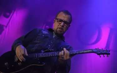 Китаристът Тони Ромбола.