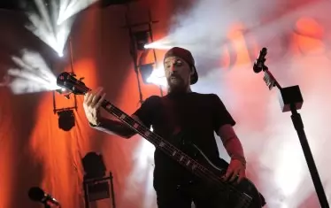 Басистът Роби Мерил.