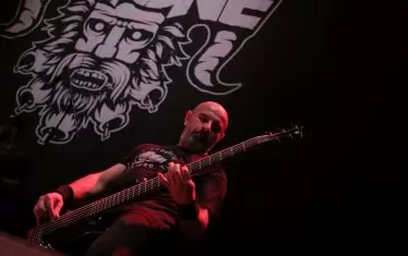 "Хелиън Стоун" получиха шанс да се изявят на най-голямата си сцена.