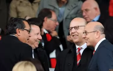 Недолюбваната от феновете на "Манчестър Юн" фамилия Глейзър притежава клуба от 2005 г. На снимката: Браян (вторият отляво надясно), Ави (в средата) и Джоел (вдясно) Глейзър.