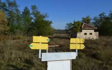 Порутена сграда, табели без надписи, треволяк... - пространството пред жп спирката в Ново Ботево най-пълно характеризира външната страна на действителността. Но вътре в сърцата на хората е различно..