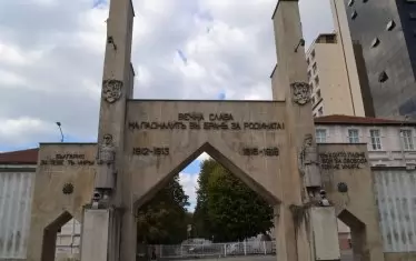 В боевете за Добрич със слава се окичва Осми приморски полк, а мемориалът му във Варна опитва да съхрани подвига за поколенията.