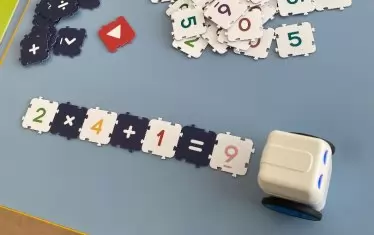 Роботът Kubo помага по математика.