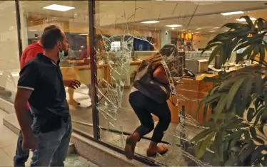  Клиентите откриват къси пътища към влоговете си в ливанските банки.