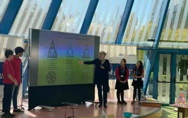 Новият подход налага и нови роли. Някои училища вече въвеждат длъжността на технологичния зам.-директор, който да подкрепя учителите с технологиите.