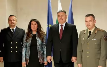 Американският посланик Херо Мустафа на посещение в служба "Военно разузнаване"